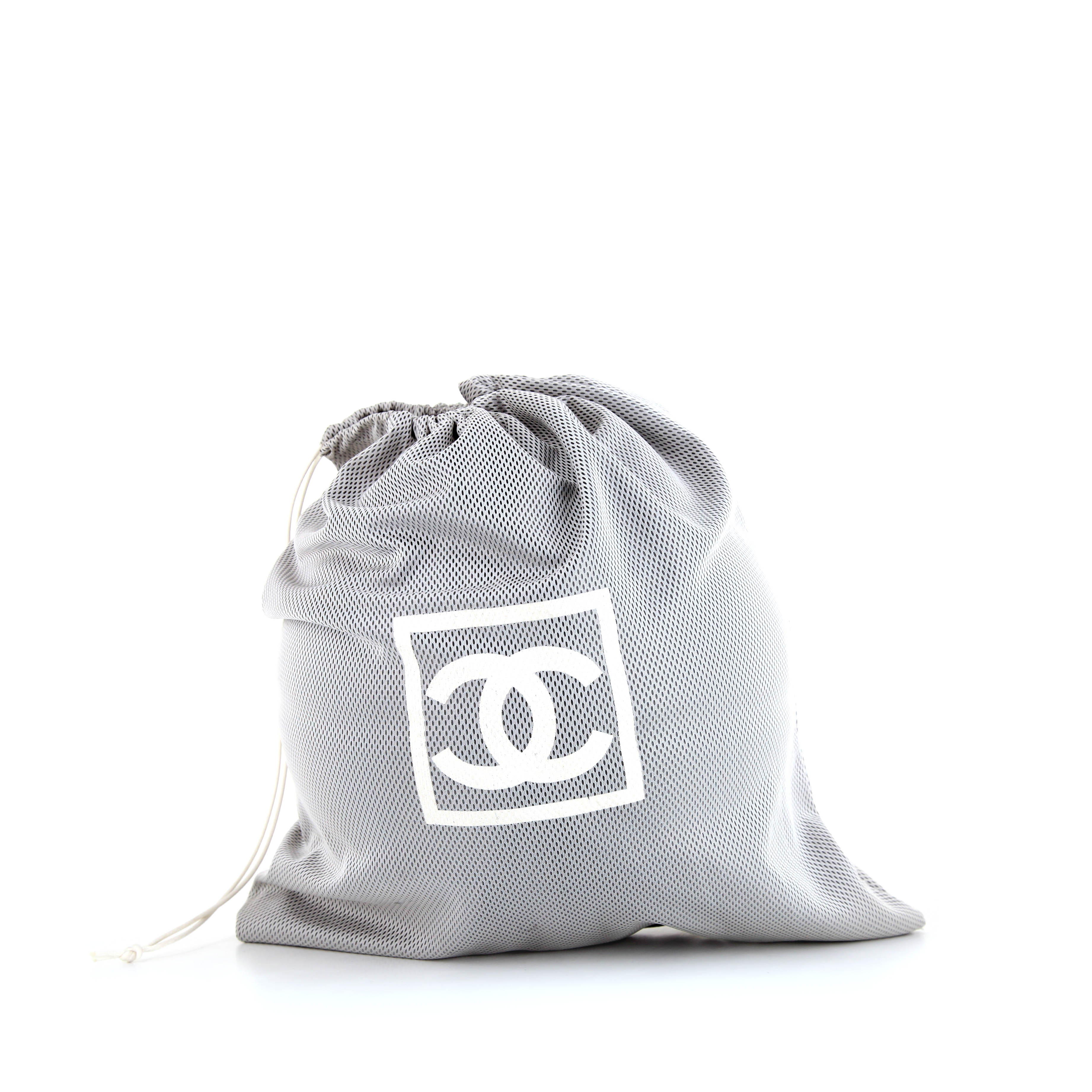 Chanel Editions Limitées, ballon de Basket et son pochon, en caoutchouc noir et blanc - Detail D1