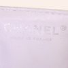 Bolso de mano Chanel 2.55 en cuero acolchado blanco - Detail D4 thumbnail