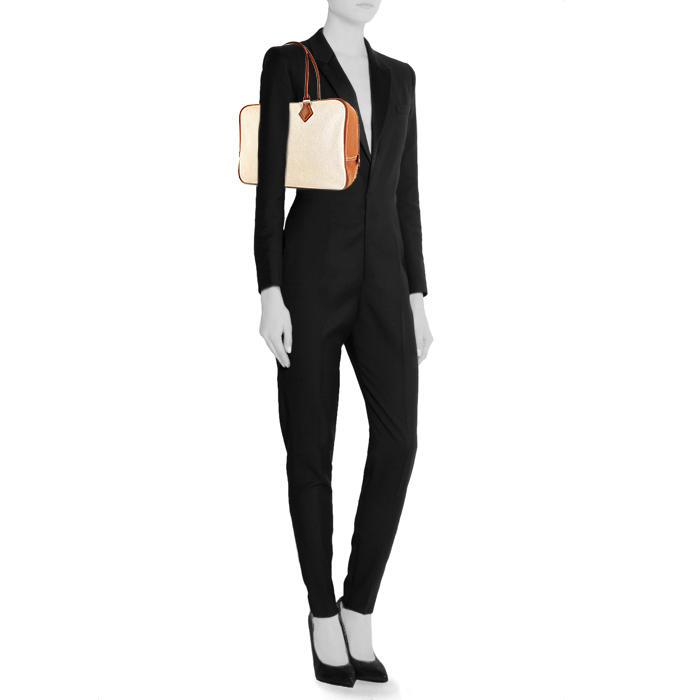 Bolso de mano Hermes Plume en cuero Barenia marrón y lona beige - Detail D1