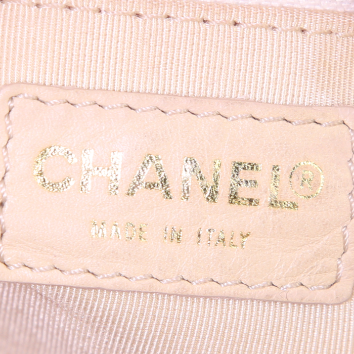 Sac à main Chanel Choco bar en cuir matelassé beige - Detail D3