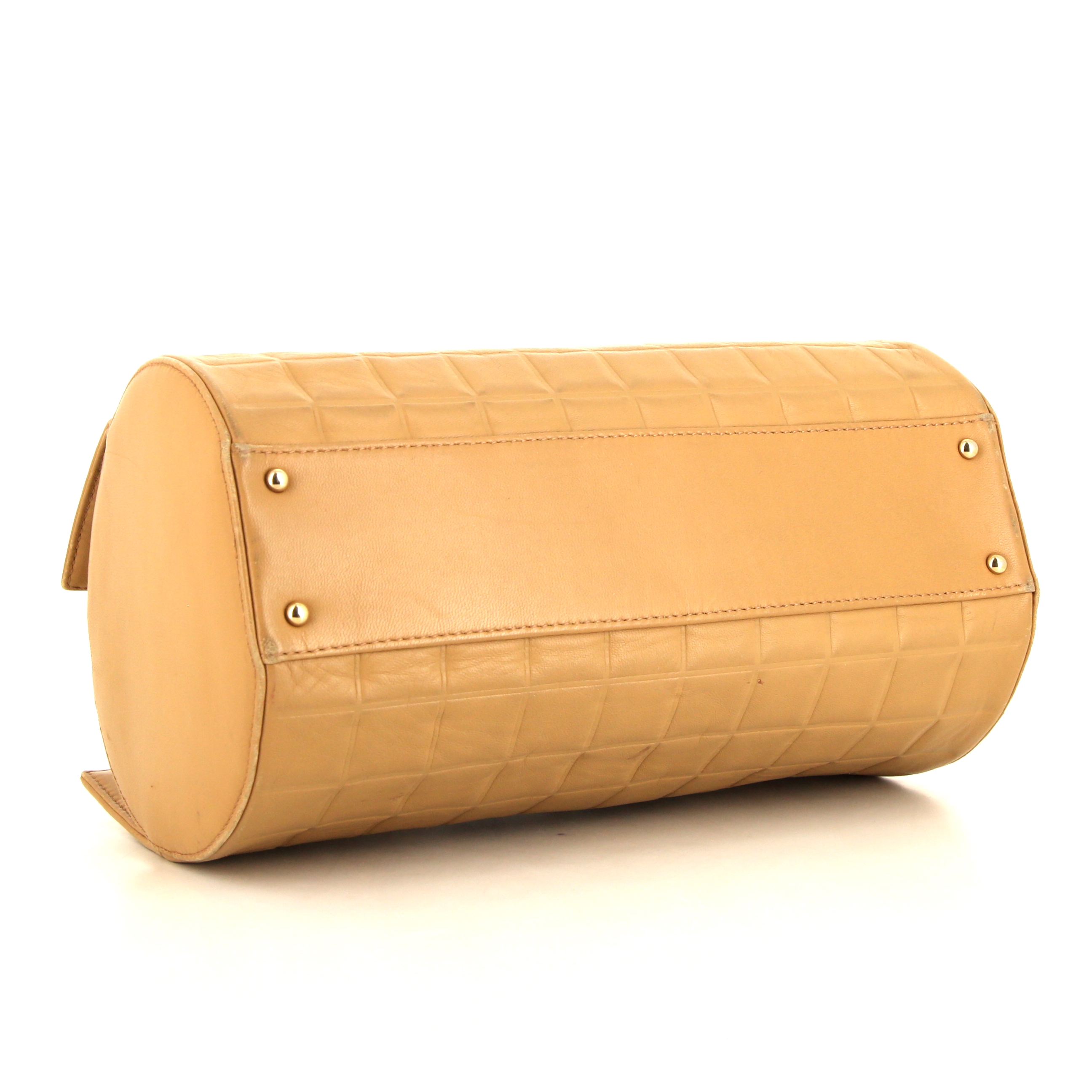 Bolso de mano Chanel Choco bar en cuero acolchado beige - Detail D4