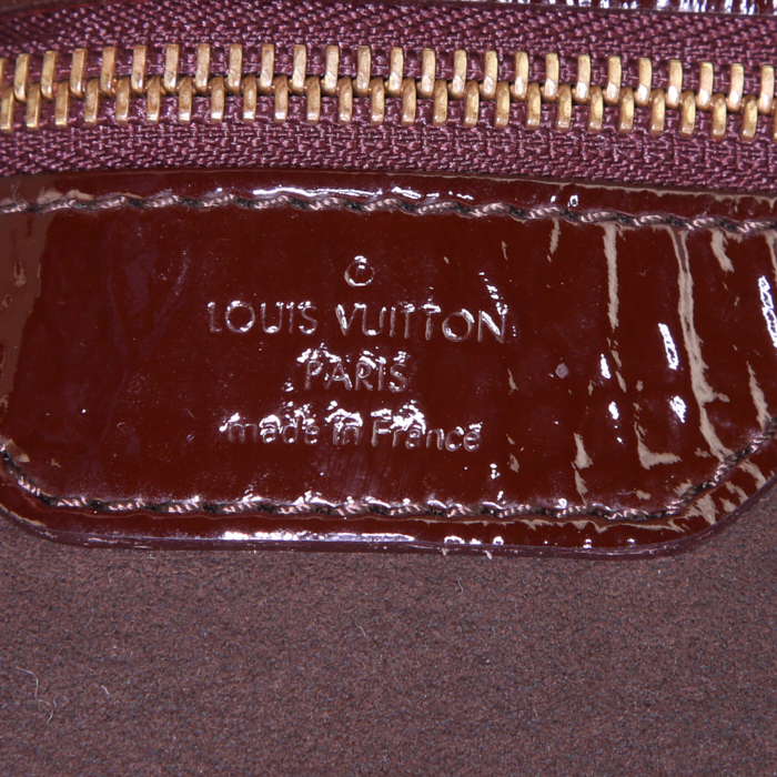 Sac à main Louis Vuitton Surya en cuir verni marron - Detail D3