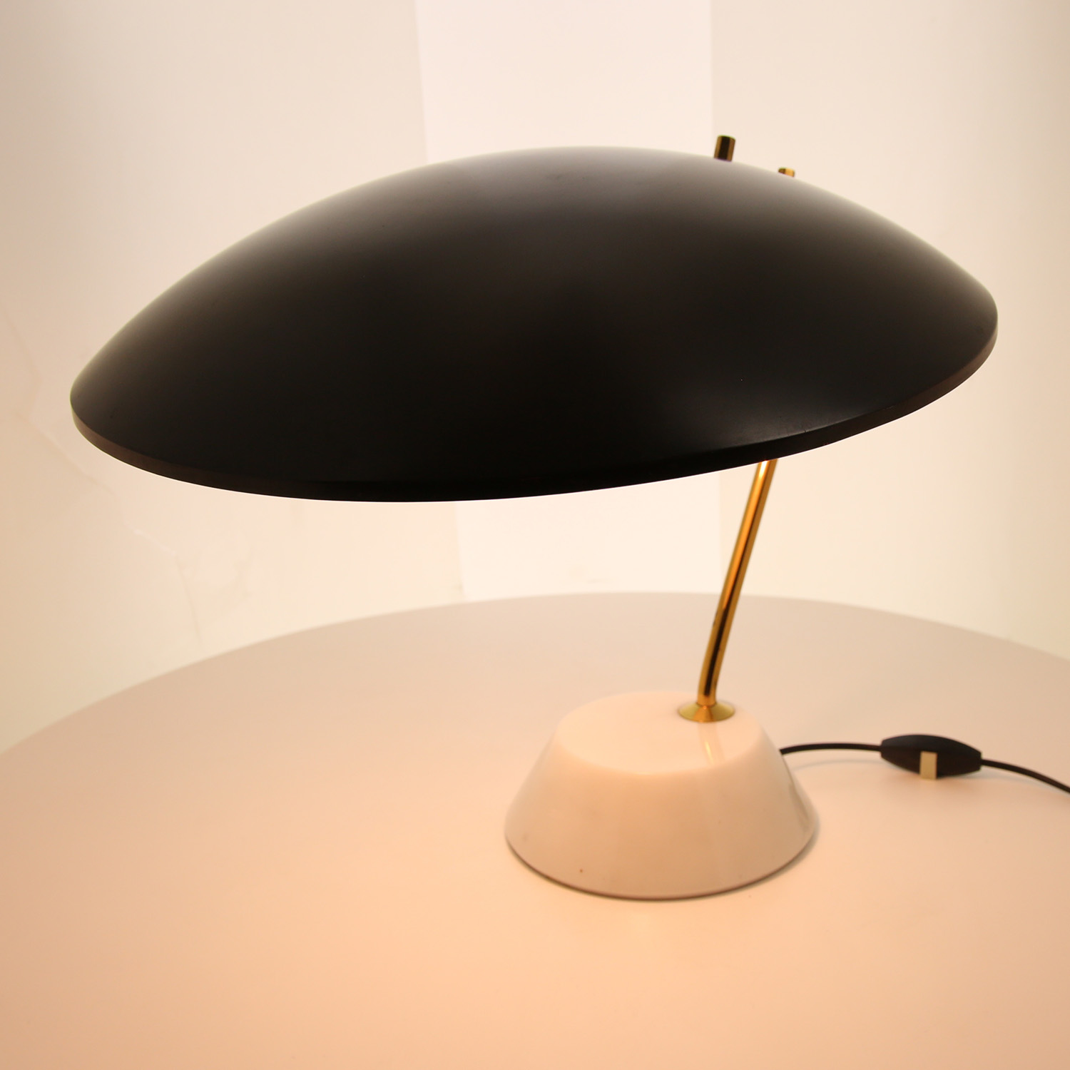 Bruno Gatta, lampe de bureau modèle 8023, en marbre, laiton et métal laqué noir, édition Stilnovo, étiquette de l'éditeur, années 1960