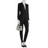 Bolso de mano Dior Lady Dior Edition Limitée en cuero trenzado blanco y negro - Detail D1 thumbnail