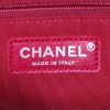 Bolso bandolera Chanel Gabrielle  en cuero acolchado beige y cuero negro - Detail D4 thumbnail
