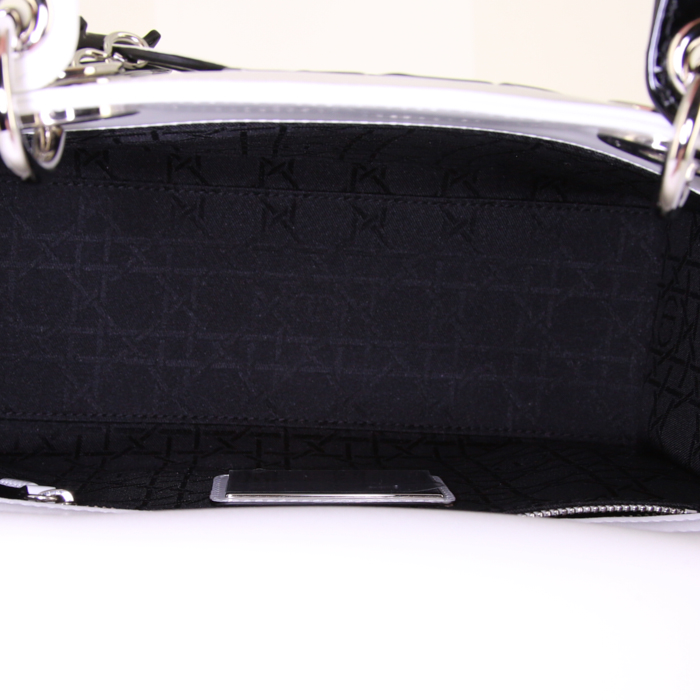 Sac à main Dior Lady Dior Edition Limitée Eduardo Terrazzas en cuir blanc et noir - Detail D3
