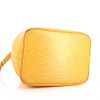 Sac cabas Louis Vuitton grand Noé en cuir épi jaune - Detail D4 thumbnail