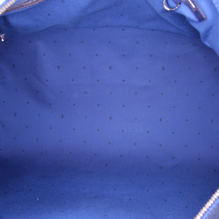 Bolsa de viaje Louis Vuitton Keepall Editions Limitées Escale en lona Monogram azul y blanca y cuero azul - Detail D3