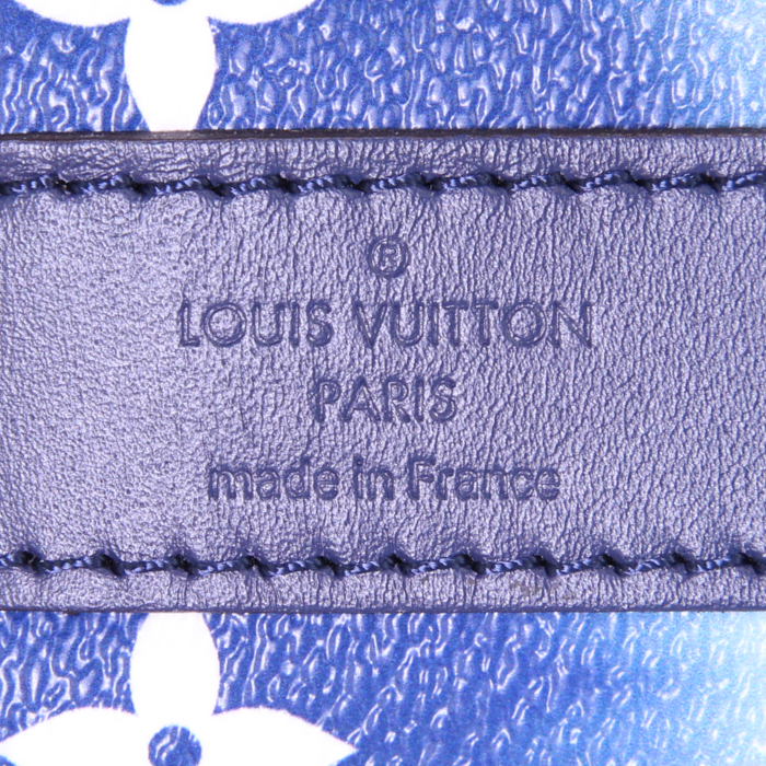 Louis Vuitton Keepall Editions Limitées Escale travel bag in blue and white monogram canvas and blue leather - Detail D4