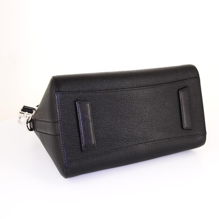 Givenchy Antigona small model handbag in black grained leather - Detail D4
