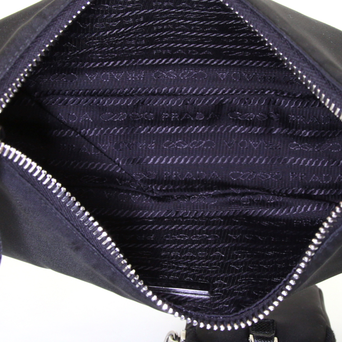 Bolso de mano Prada Re-Nylon en lona negra - Detail D3