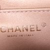 Bolso bandolera Chanel en cuero acolchado negro y perla - Detail D3 thumbnail
