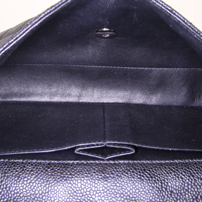 Bolso de mano Chanel East West en cuero granulado acolchado negro - Detail D2