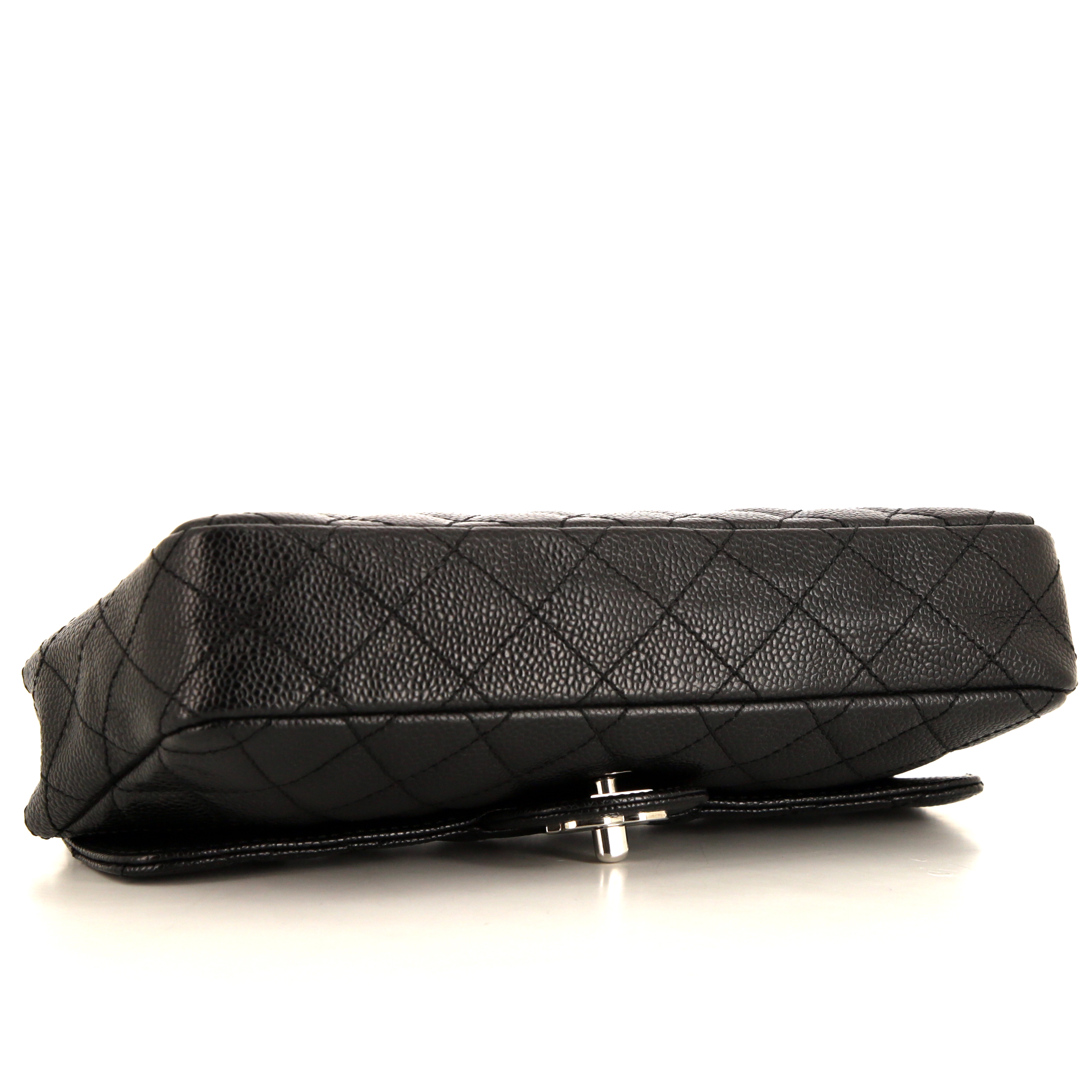 Bolso de mano Chanel East West en cuero granulado acolchado negro - Detail D4