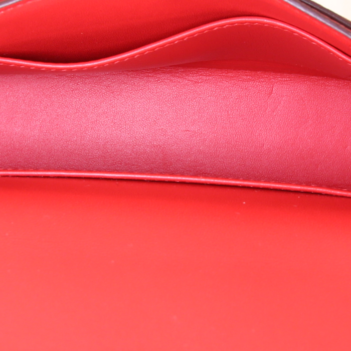 Bolso bandolera Hermès Verrou en cuero Mysore rojo - Detail D2