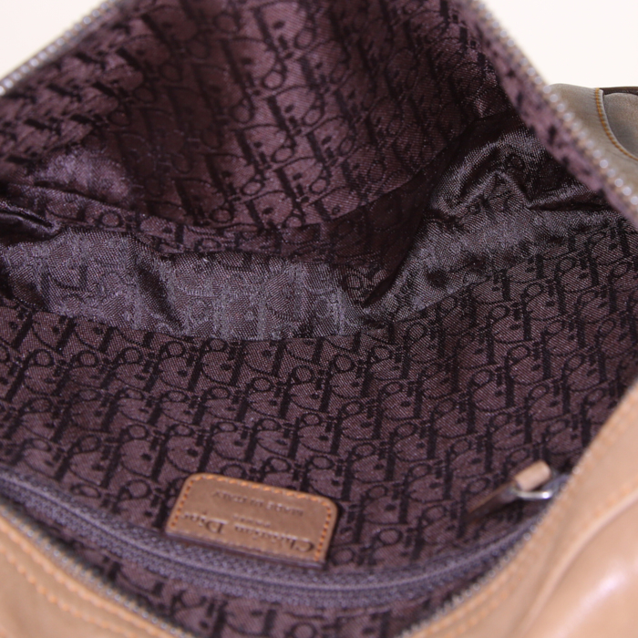 Bolso de mano Dior Gaucho en cuero caqui y marrón - Detail D2