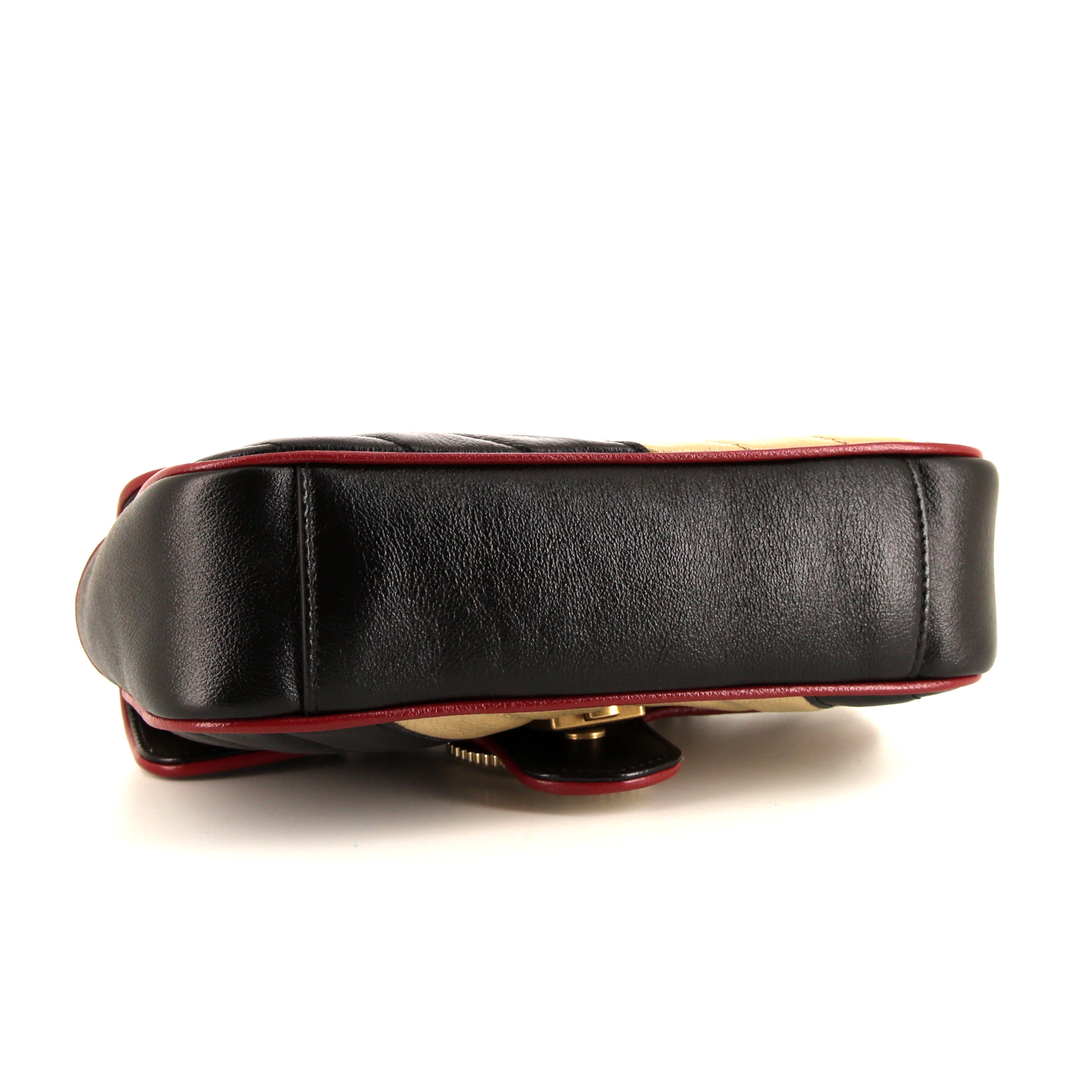 Sac bandoulière Gucci GG Marmont mini en cuir matelassé noir et beige et jonc rouge - Detail D5