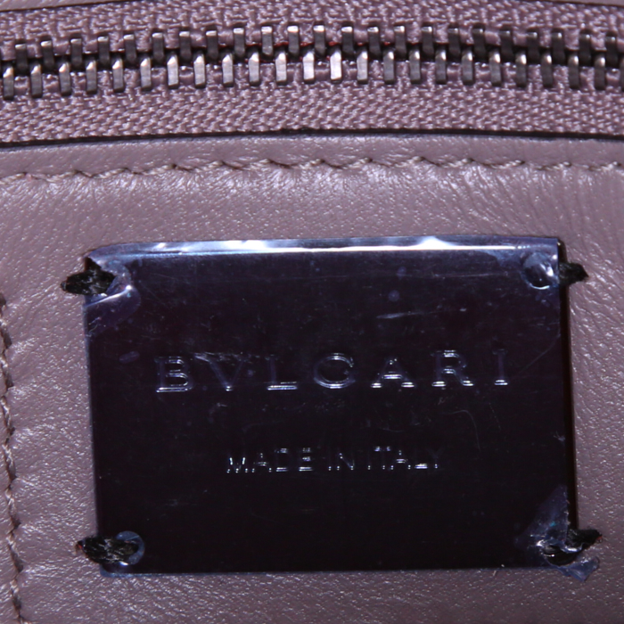 Bulgari Serpenti bag worn on the shoulder or carried in the hand in grey leather - Detail D4