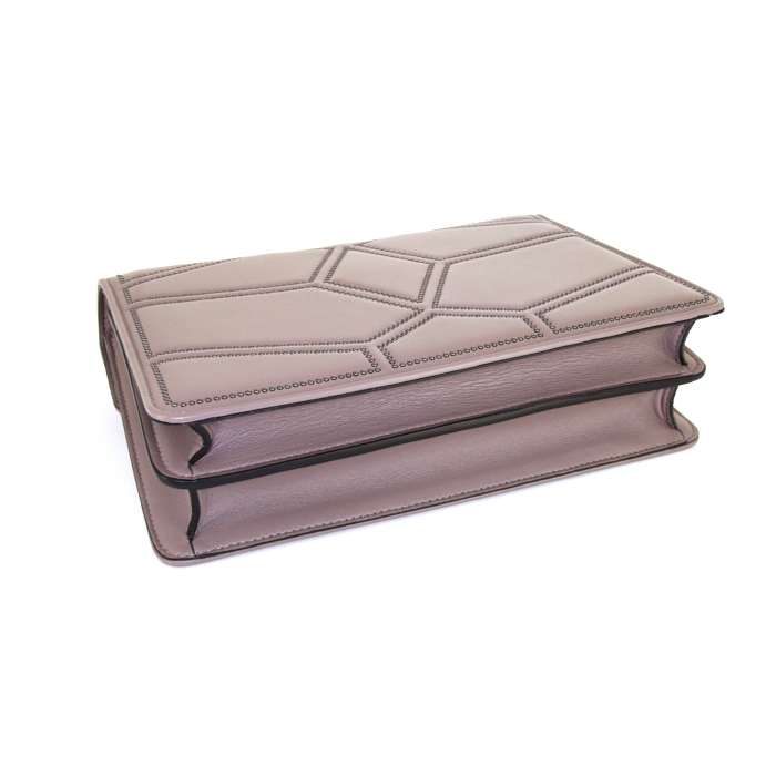 Bolso para llevar al hombro o en la mano Bulgari Serpenti en cuero gris - Detail D5