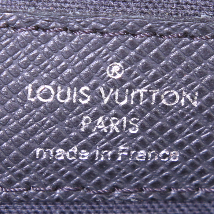 Louis Vuitton messenger bag in grey taiga leather - Detail D3