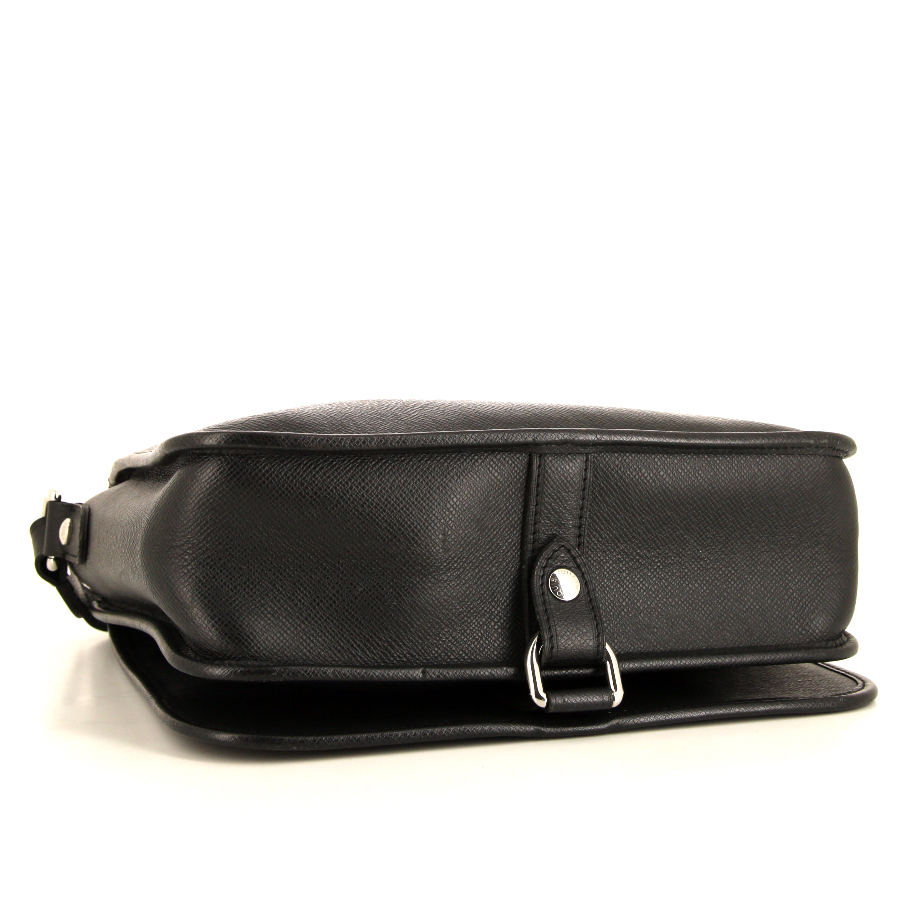 Louis Vuitton messenger bag in grey taiga leather - Detail D4