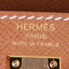 Bolso de mano Hermes Kelly 25 cm en cuero epsom color oro - Detail D4 thumbnail