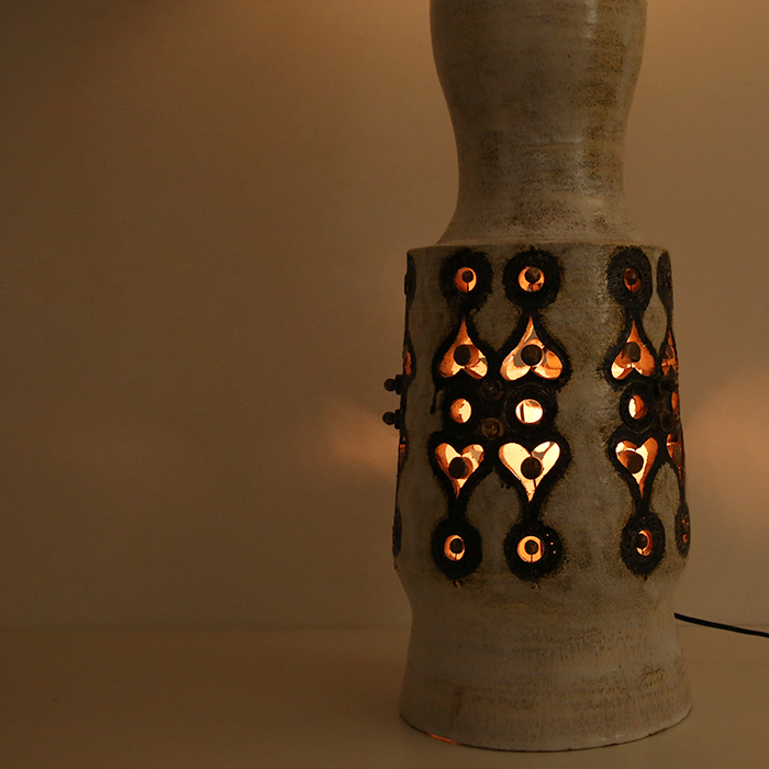 Georges Pelletier, rare et ancienne lampe de sol en terre chamotée et émaillée brun et blanc, des années 1965