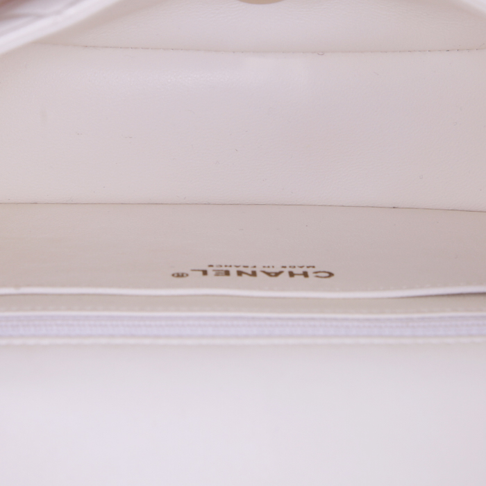 Chanel Mini Timeless shoulder bag in white quilted leather - Detail D2