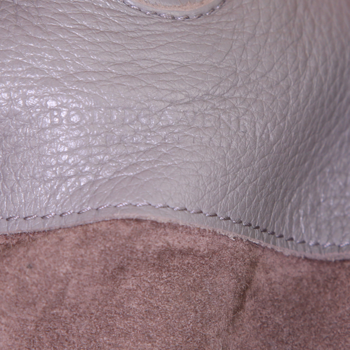 Bolso para llevar al hombro Bottega Veneta  Cervo en cuero granulado gris - Detail D3