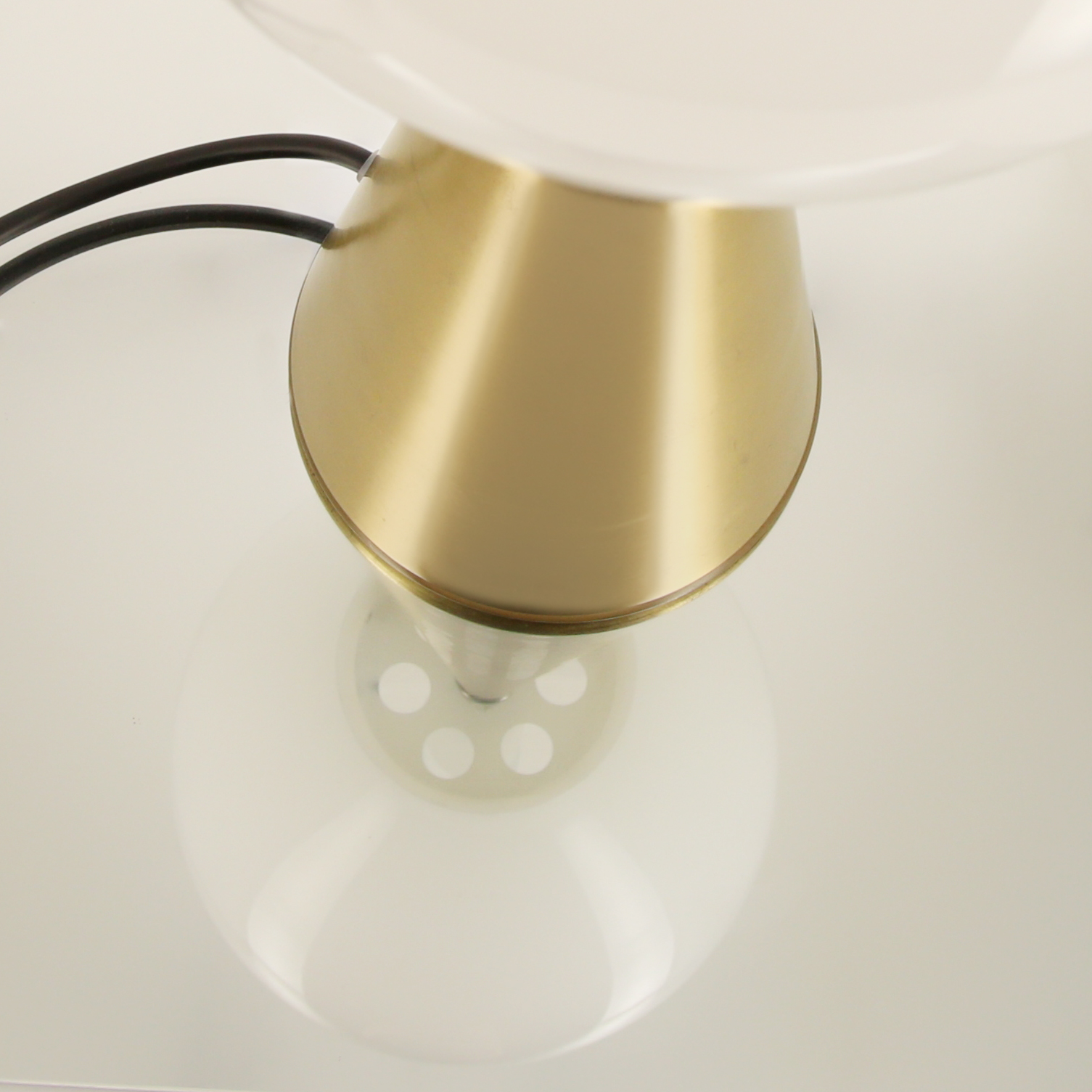 Gio Ponti, lampe de table "Bille" en laiton et verre opalin, édition Fontana Arte, années 1970