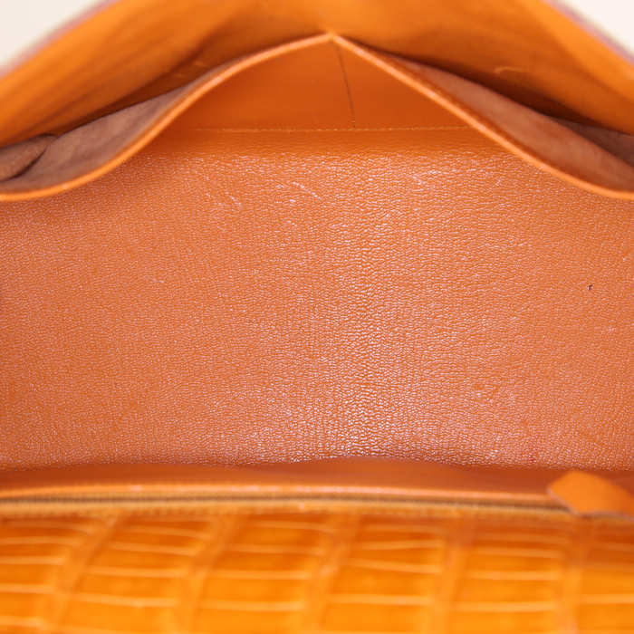 Bolso de mano Hermes Kelly 28 cm en cocodrilo azafrán - Detail D3