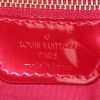 Sac à main Louis Vuitton Wilshire en cuir verni monogram rouge - Detail D3 thumbnail