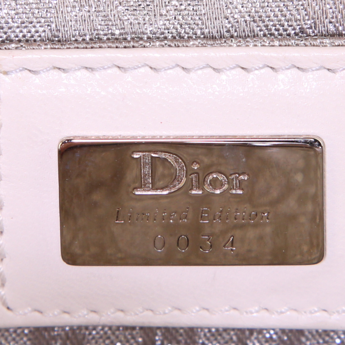 Sac à main Dior Saddle en satin blanc et cuir blanc - Detail D3