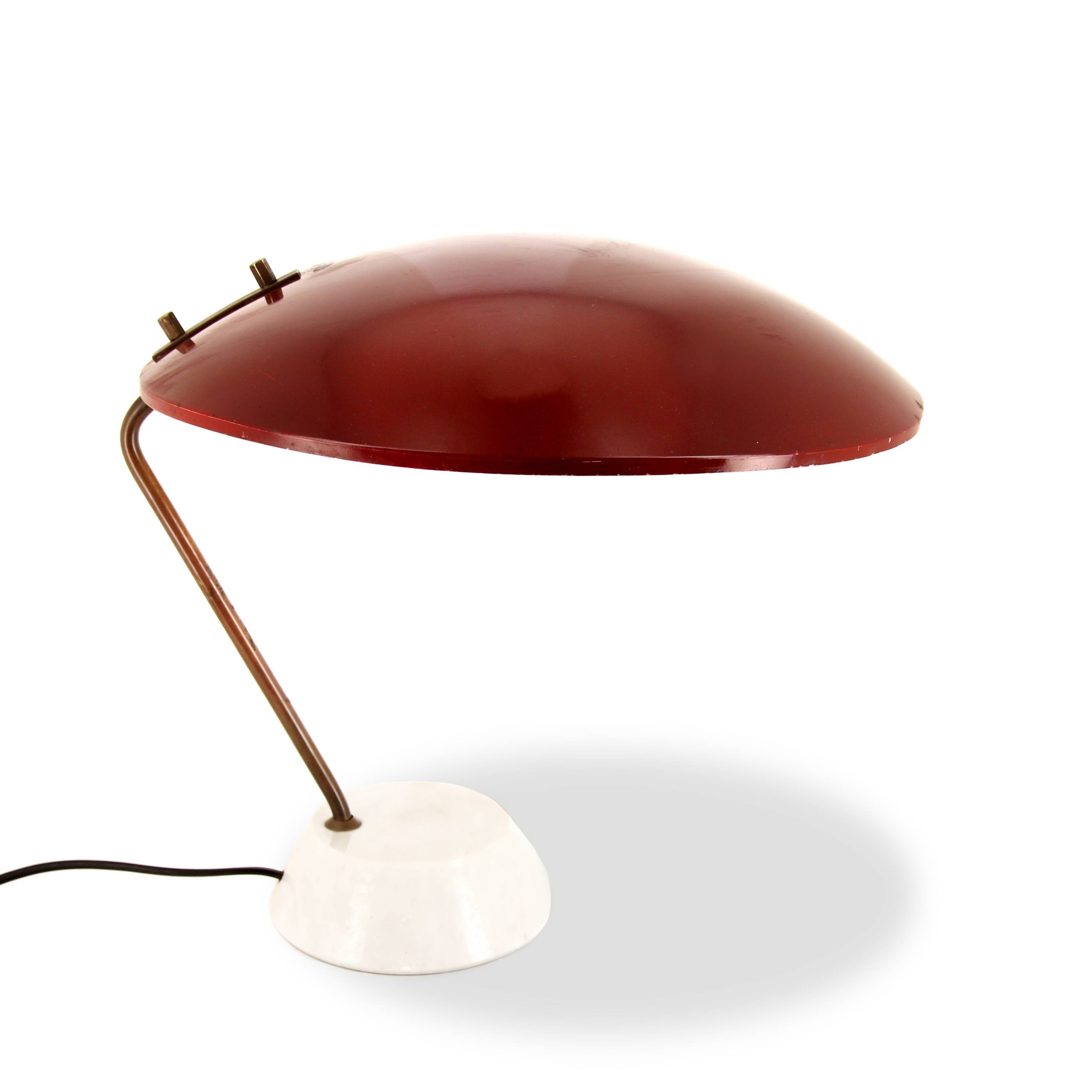 Bruno Gatta, lampe de bureau modèle 8023, en marbre, laiton et métal laqué rouge, édition Stilnovo, étiquette de l'éditeur, années 1960 - 00pp