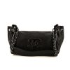 Bolso de mano Chanel Petit Shopping en cuero acolchado negro - 360 thumbnail