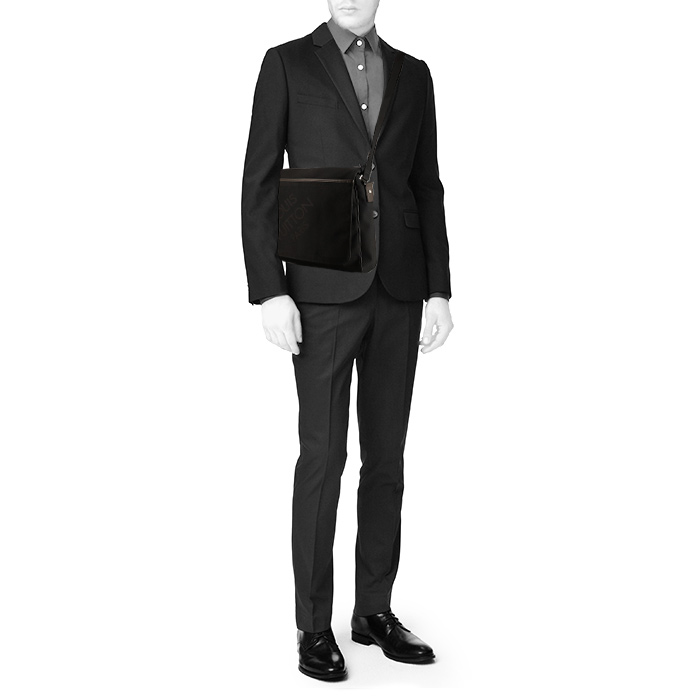 Louis Vuitton Geant Messager shoulder bag in black canvas and black leather - Detail D1