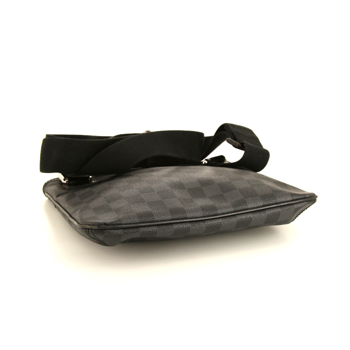 Bolso bandolera Louis Vuitton Thomas en lona a cuadros gris Graphite y cuero negro - Detail D4