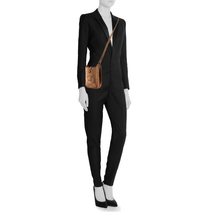 Hermès Mini Evelyne mini shoulder bag in brown doblis calfskin - Detail D1