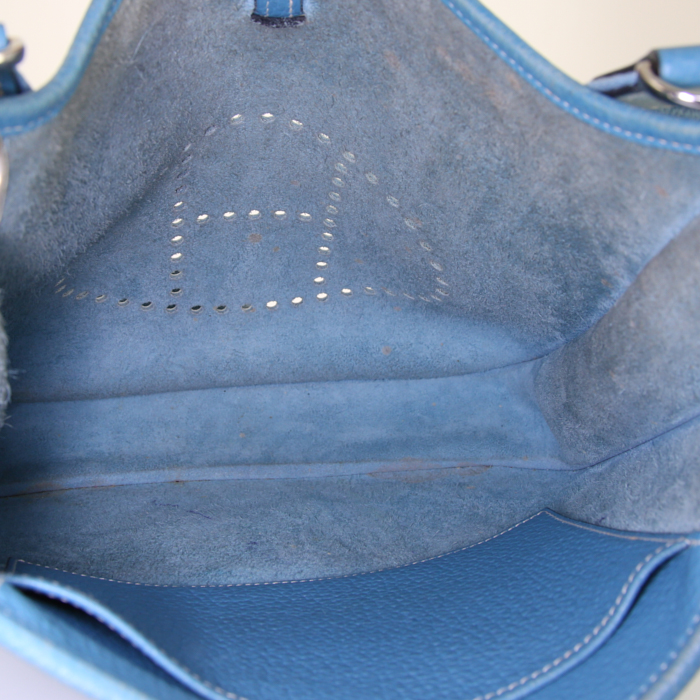 Bolso bandolera Hermes Evelyne modelo pequeño en cuero taurillon clémence azul - Detail D2