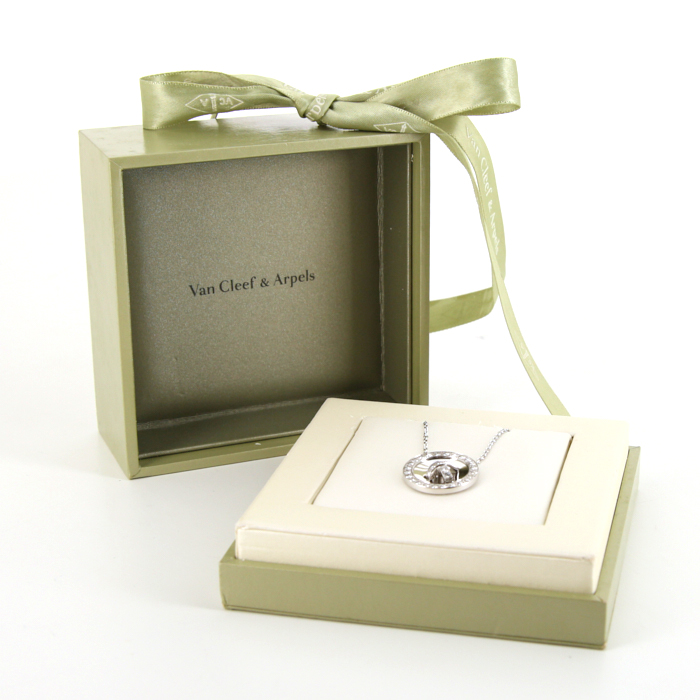 Collana Van Cleef & Arpels Boutonnière in oro bianco e diamanti - Detail D2