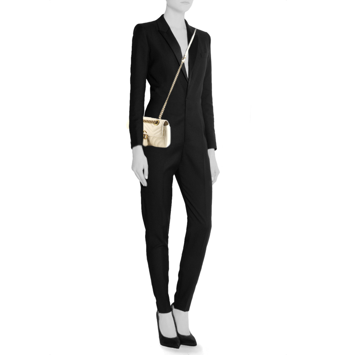 Borsa a tracolla Gucci GG Marmont mini in pelle trapuntata bianca con decori geometrici - Detail D2