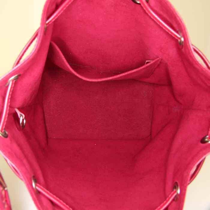 Sac bandoulière Louis Vuitton petit Noé en cuir épi rose - Detail D2