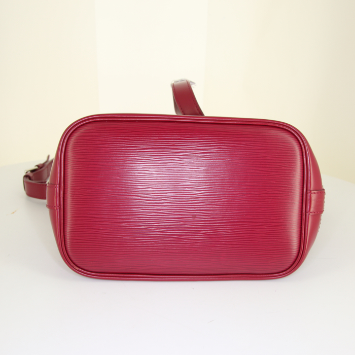 Bolso bandolera Louis Vuitton petit Noé en cuero Epi rosa - Detail D4