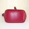 Louis Vuitton petit Noé shoulder bag in pink epi leather - Detail D4 thumbnail