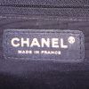 Bolso bandolera Chanel Baguette en cuero acolchado azul marino y negro - Detail D4 thumbnail