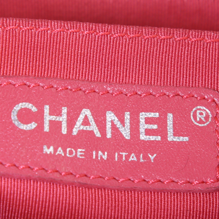 Mochila Chanel en cuero acolchado rojo - Detail D4