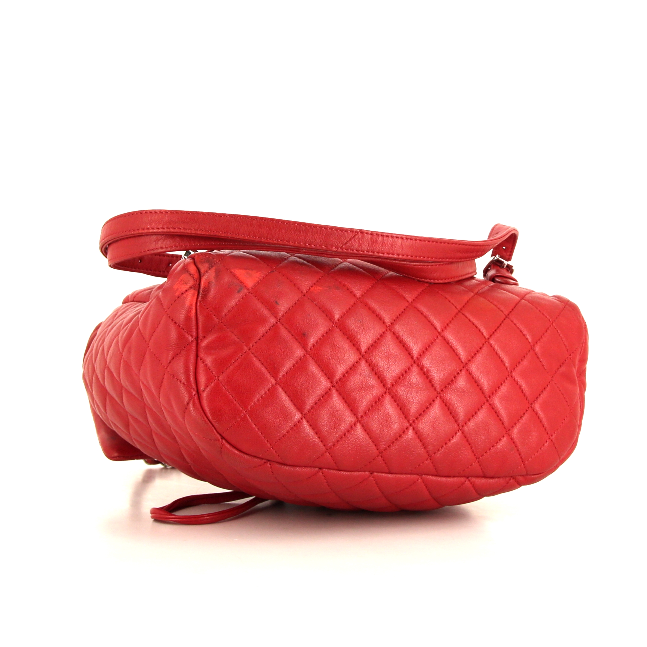 Sac à dos Chanel en cuir matelassé rouge - Detail D5