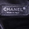 Borsetta da sera Chanel Petit Shopping in tela argentata e nera con paillettes - Detail D3 thumbnail