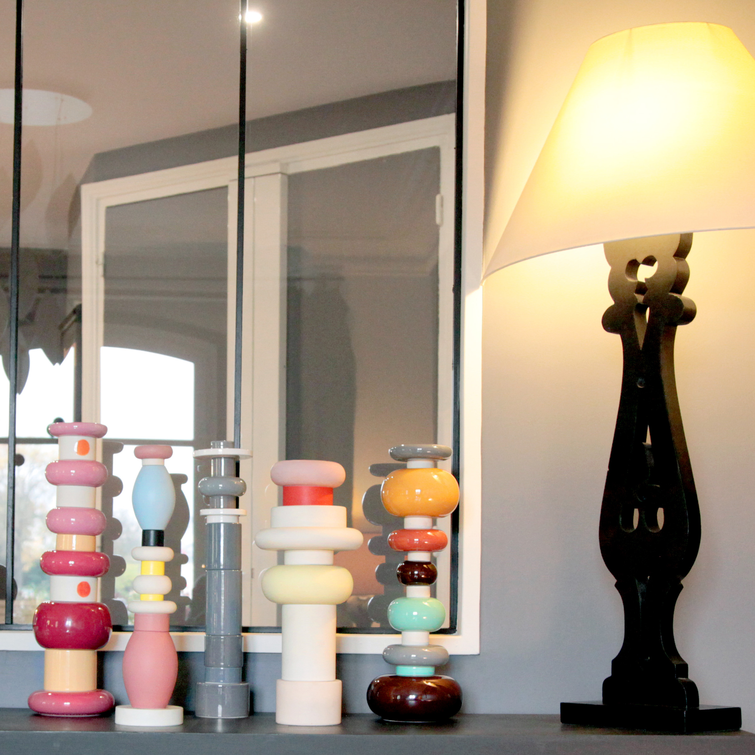 Ettore Sottsass, complete set of five totems from the "Flavia" series, in polychrome enameled ceramic, Bitossi edition, signed and numbered, creation of 1964, 1970s edition - Detail D1