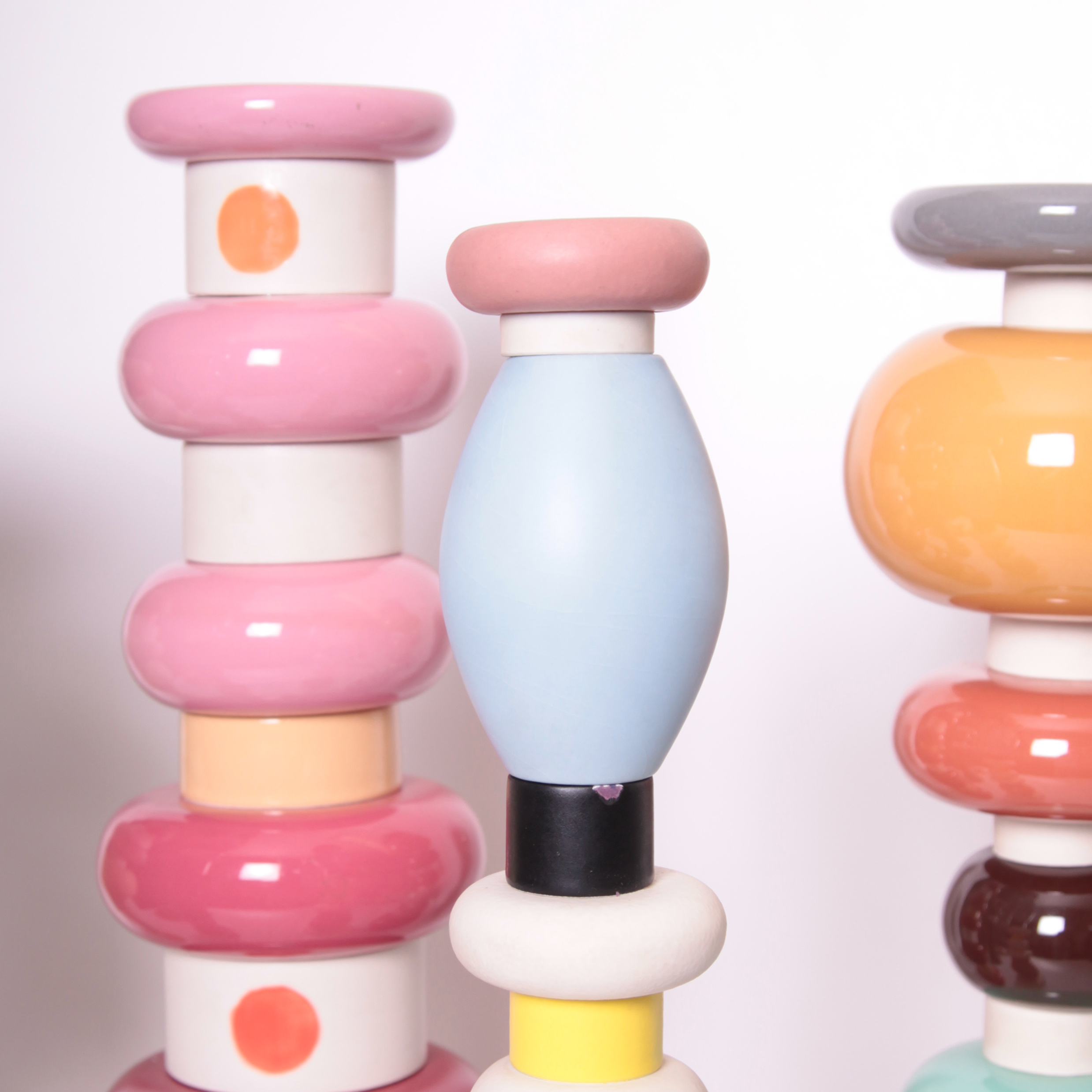 Ettore Sottsass, complete set of five totems from the "Flavia" series, in polychrome enameled ceramic, Bitossi edition, signed and numbered, creation of 1964, 1970s edition - Detail D5
